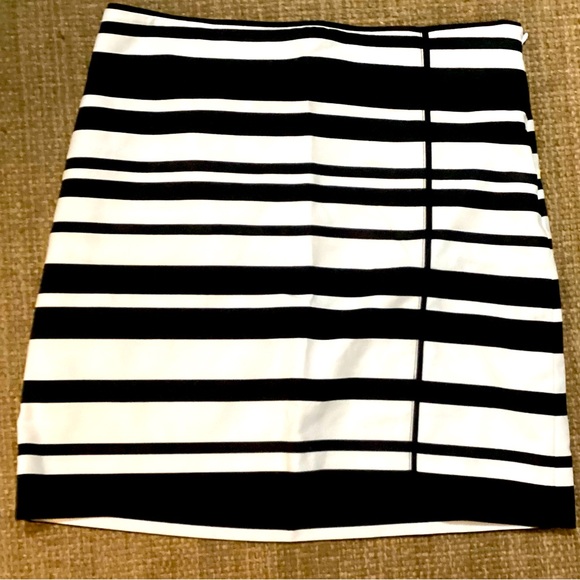 White House Black Market Dresses & Skirts - White House Black Market WHBM Mini Skirt Size 2